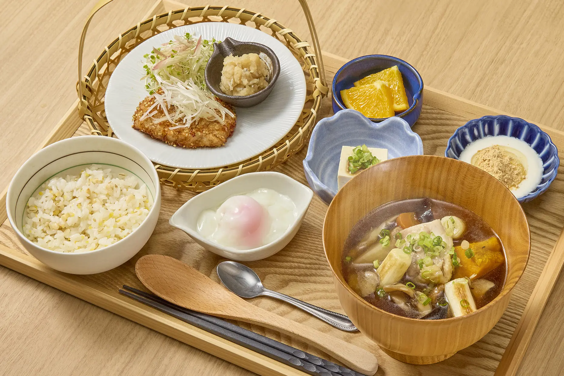 大きなお椀で食べるタニタ食堂の具だくさんスープ御膳